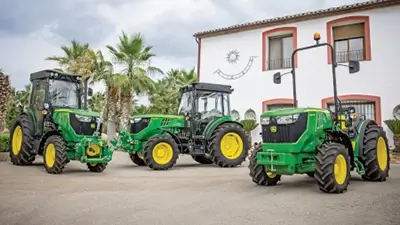 3 Traktoren von John Deere der Serie 5ML und 5G auf dem Hof