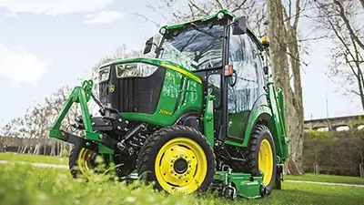 John Deere Serie 1 bis 3: Kompakttraktor beim Einsatz im Garten