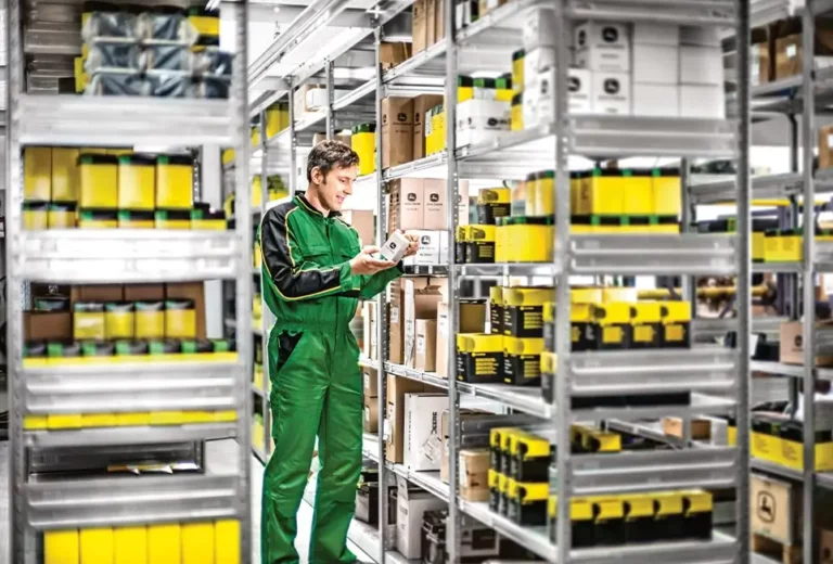 Mitarbeiter im Lager