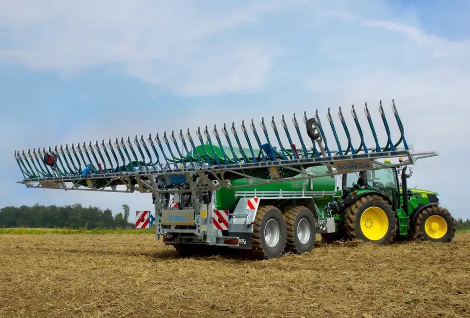 Landmaschine auf Feld