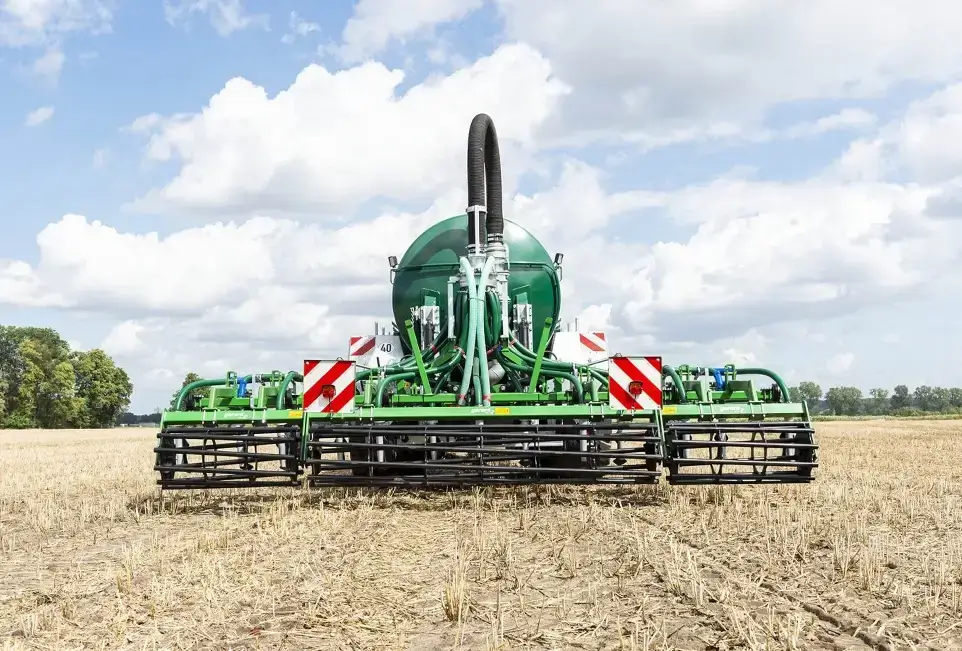 Landmaschine auf Feld