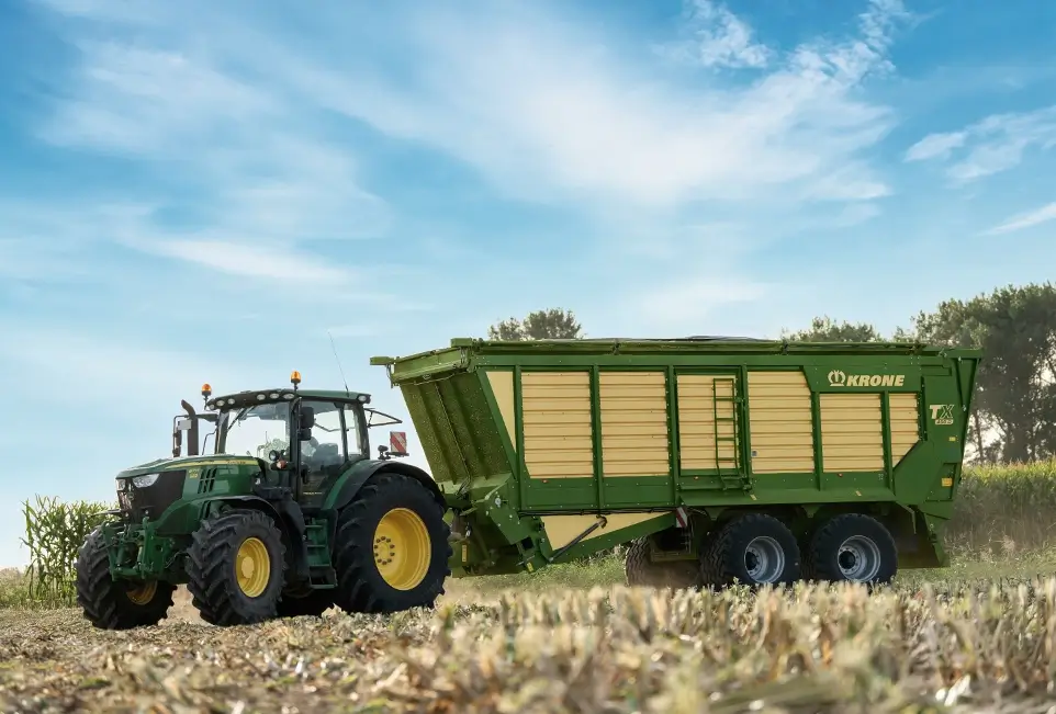 Trecker mit Anhänger auf Feld