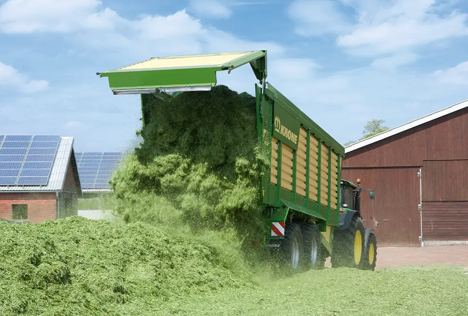 Verteilung von getrocknetem Gras auf dem Feld