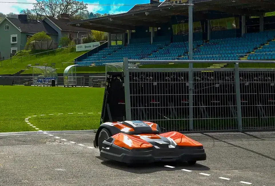 Rassenmäher-Roboter vor Fußballfeld
