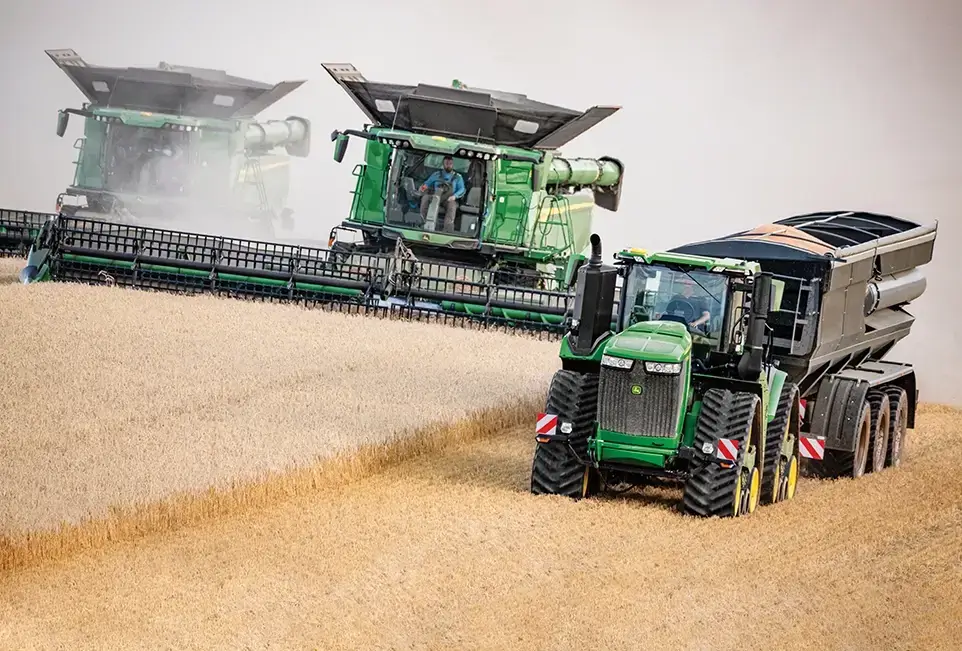 Landwirtschaftliche Maschinen bei der Ernte