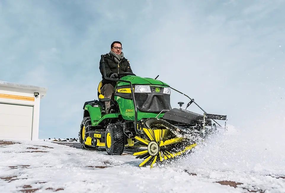 Mitarbeiter auf Schneeschieber