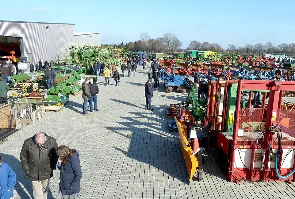 Ausstellung landwirtschaftlicher Maschinen auf Hof