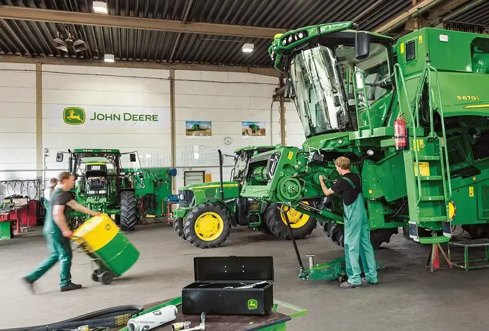 John Deere Werkstatt von innen