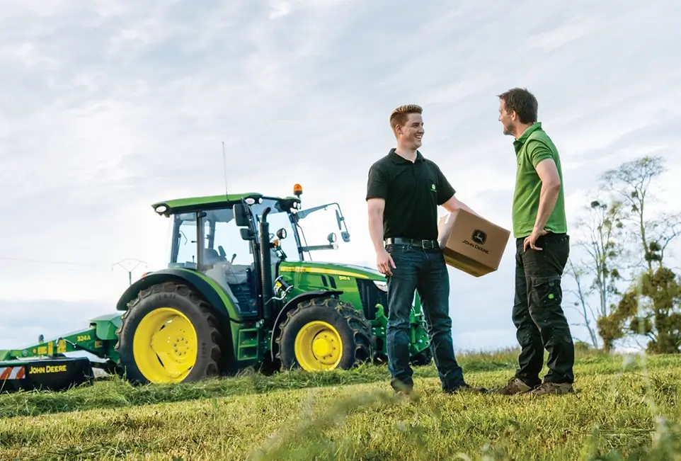 Gespräch zwischen Mitarbeitern auf Feld
