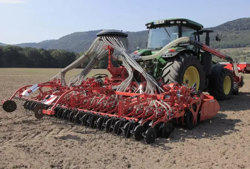 Trecker bei der Aussaat auf dem Feld