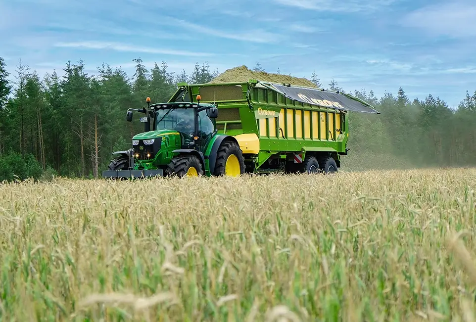 Trecker beim Dünger ausfahren