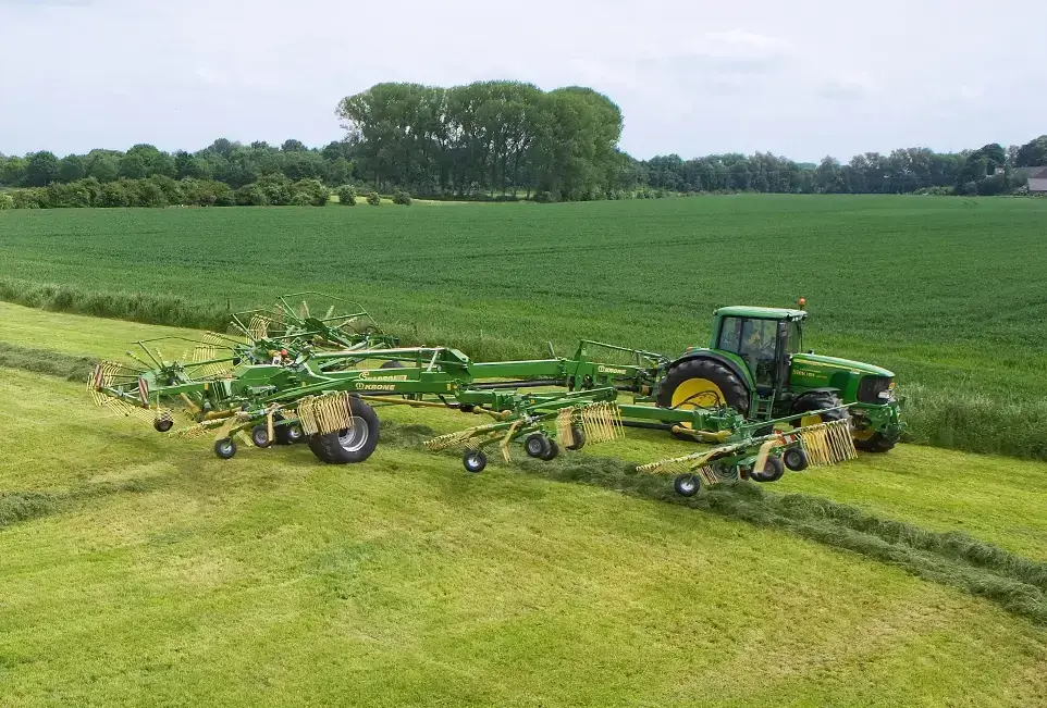 Landmaschine auf Wiese