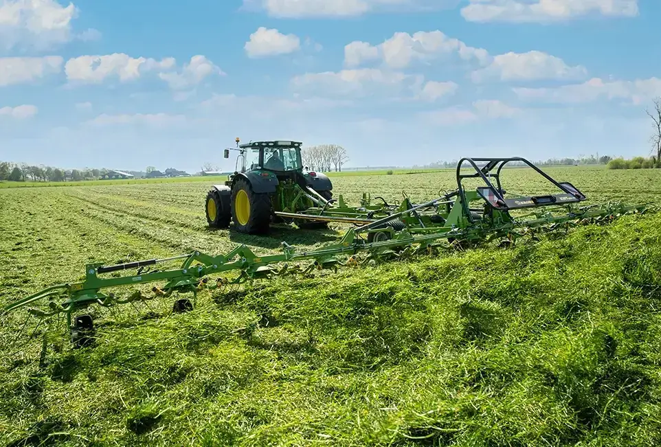 Trecker beim Boden-Auflockern