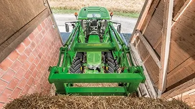 Gabelstapler mit Heu aus Vogelperspektive