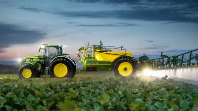 Landwirtschaftliches Fahrzeug bei Dämmerung auf Feld