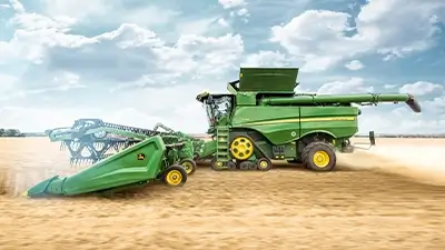 Landwirtschaftliches Gerät auf dem Feld bei der Fahrt