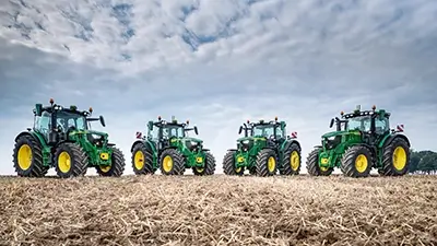 Trecker im Halbkreis auf Feld