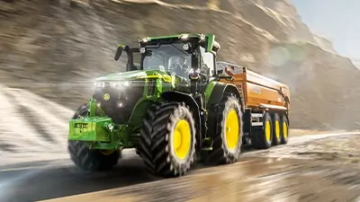 Trecker mit Anhänger bei der Fahrt