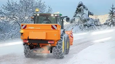 Fahrbarer Schneeschieber auf schneebedeckter Straße