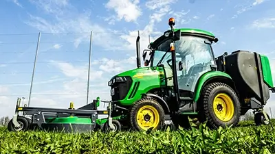 Trecker mit Rasenmäher Aufsatz