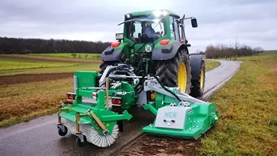 Trecker bei Reinigung der Straße