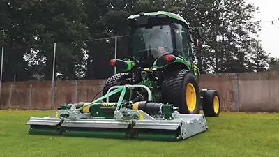 Trecker mit Aufsatz auf Rasen