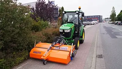 Bürgersteig-Reinigung mit passendem Aufsatz