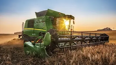 Mähdrescher im Sonnenuntergang