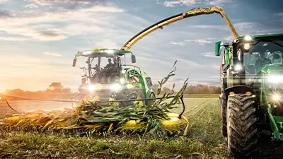 Landmaschine auf dem Feld