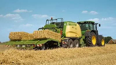 Landmaschine mit Stroh