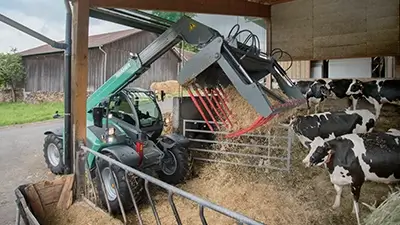 Landmaschine bei der Austreuung von Stroh