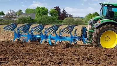 Landmaschine auf dem Feld
