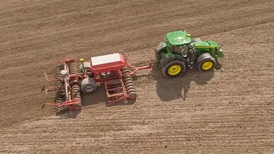 Trecker auf dem Acker aus der Vogelperspektive