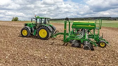 Trecker mir Anhänger auf dem Acker