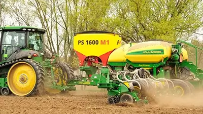 Landmaschine auf dem Acker