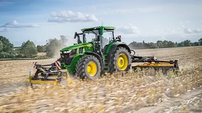Trecker mit Anhänger auf dem Feld