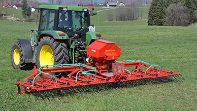 Trecker mit Anhänger auf der Wiese