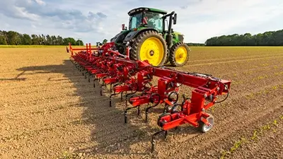 Trecker mit landwirtschaftlichem Anhänger auf Wiese