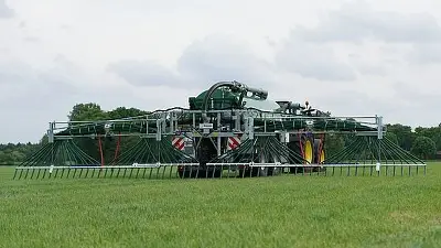 Landmaschine auf Feld