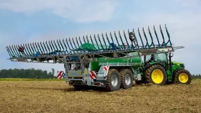 Bomech Schleppschuhverteiler hinter Traktor auf dem Feld