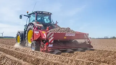 Landwirtschaftliche Maschine auf dem Feld