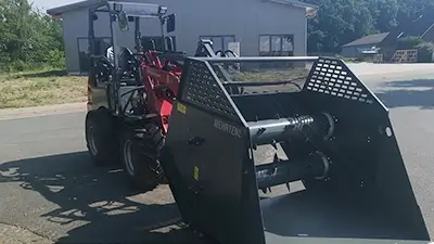 Mini-Trecker mit Schaufelaufsatz