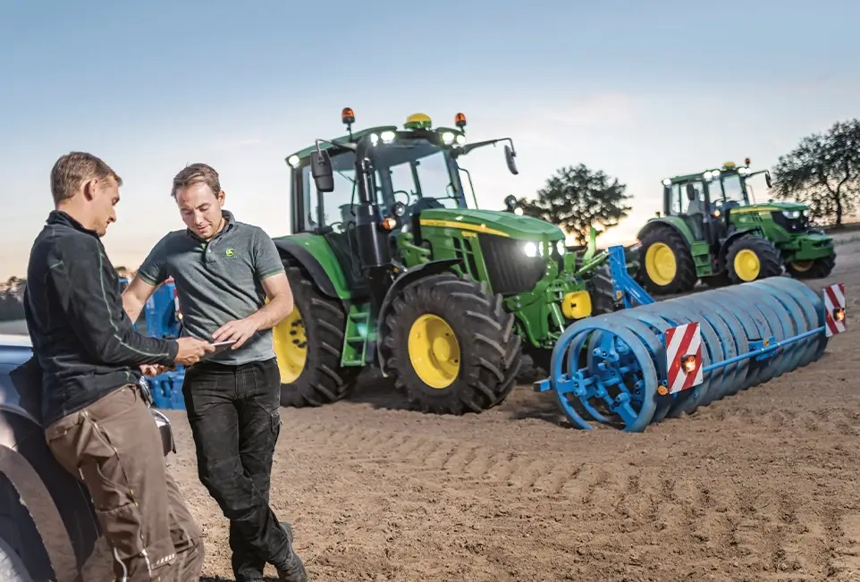Mitarbeiter im Gespräch auf Feld