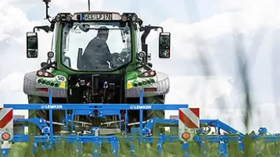 Lemken Landmaschine auf Acker zur Feldbearbeitung