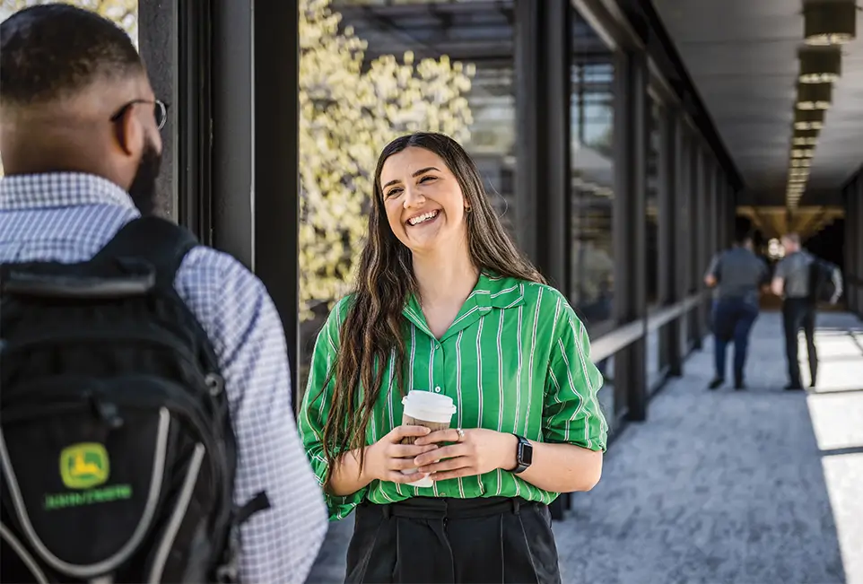 Menschen, die auf einem Flur stehen und sich unterhalten