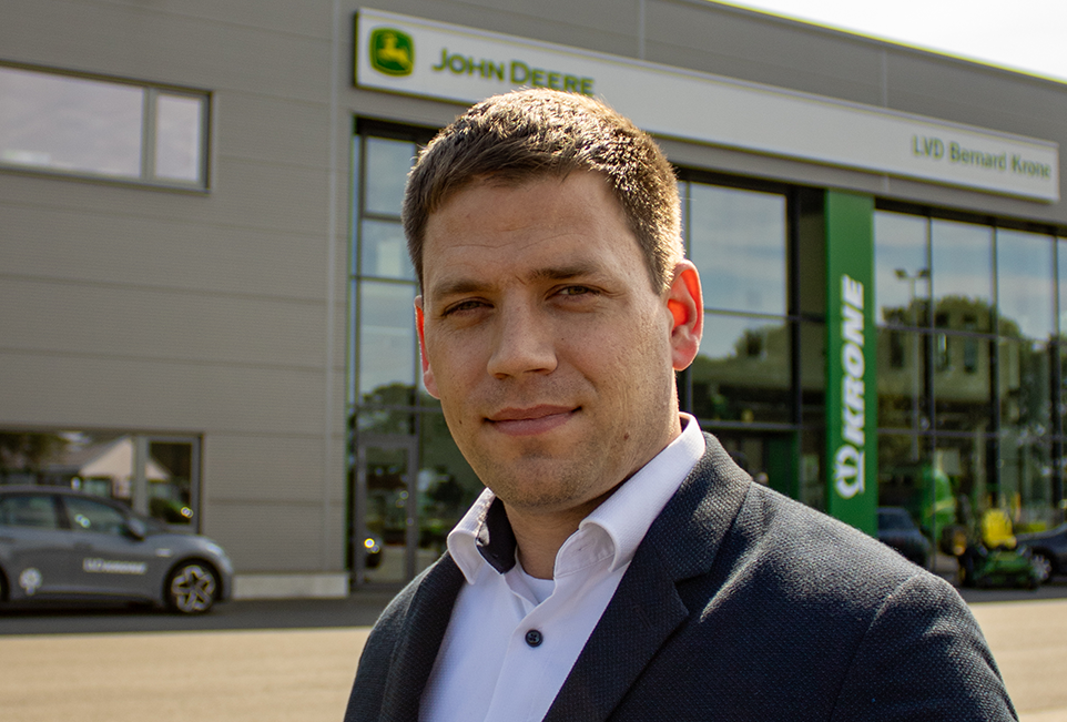 David Schulze Hillert vor dem Gebäude des Hauptsitzes in Spelle